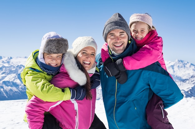 Familie genießt Winterurlaub