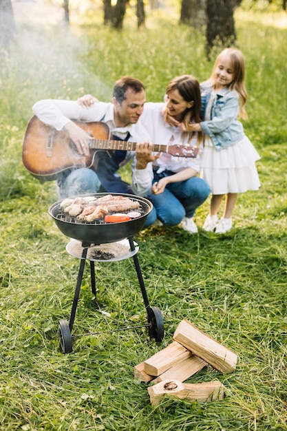 Familie grillt in der Natur