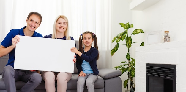 Familie hält Fotoleinwand zu Hause