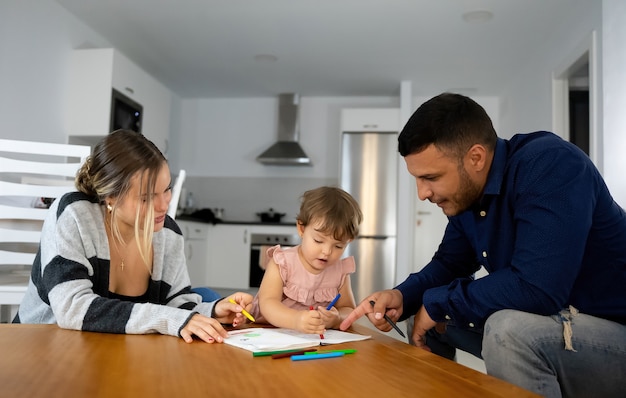 Familie hat Spaß beim Malen im Wohnzimmer