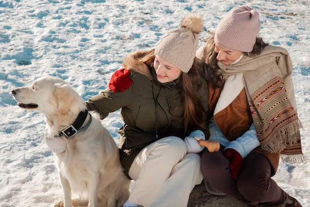 Foto familie hat spaß im winter