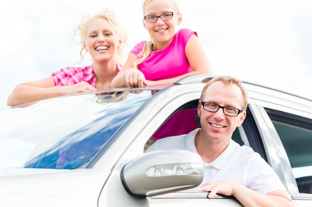 Familie im auto fahren