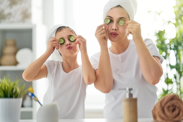 Familie im Badezimmer