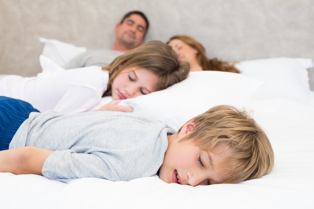 Familie im Bett schlafen