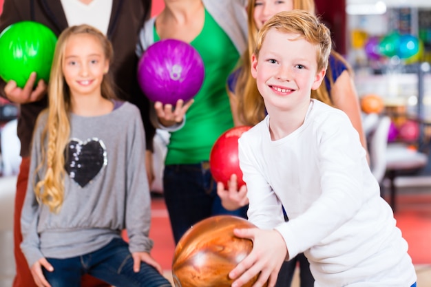 Familie im Bowling Center