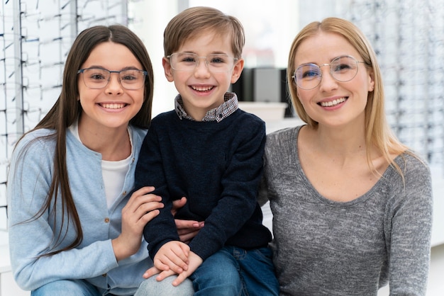 Familie im Brillengeschäft anprobieren