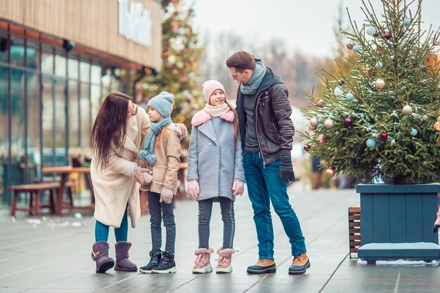 Familie im Freien am Wintertag