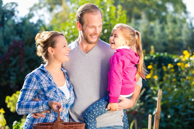 Familie im Garten