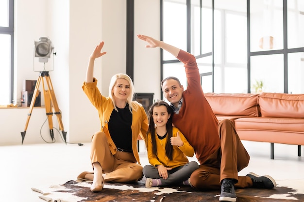 Familie im Haus Planung mit Tochter.