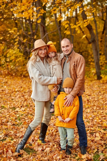 Foto familie im herbstwald, verbringen freizeit zusammen im freien an der frischen luft