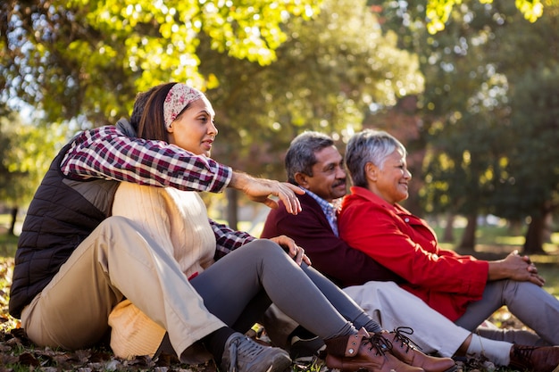 Familie im Park entspannen