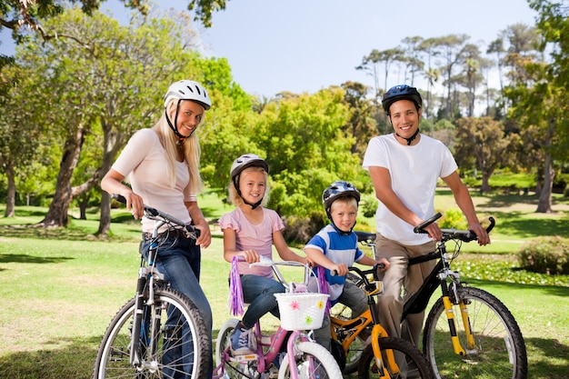 Familie im Park mit ihren Fahrrädern