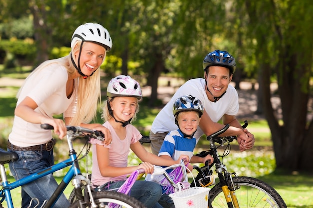 Familie im Park mit ihren Fahrrädern