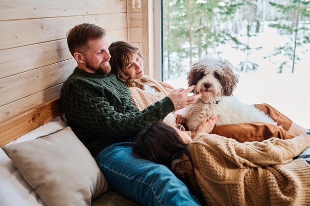 Familie im Schlafzimmer an einem Wintertag