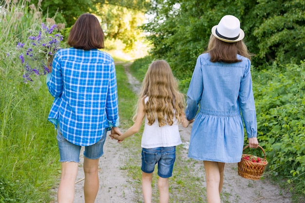 Familie im Sommer auf Waldlandstraße.