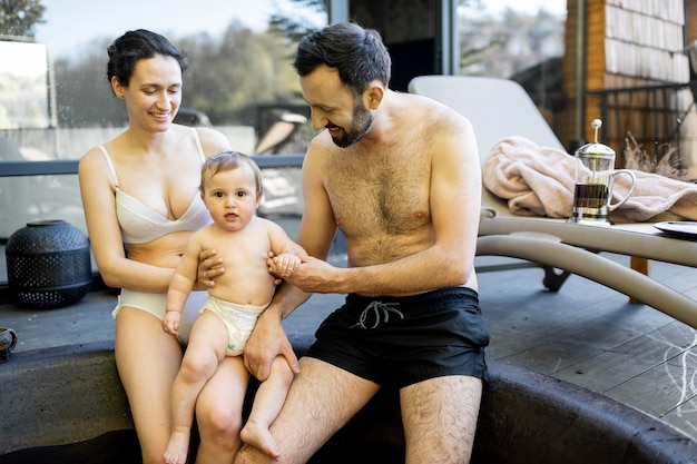 Familie im Spa mit einem kleinen Baby