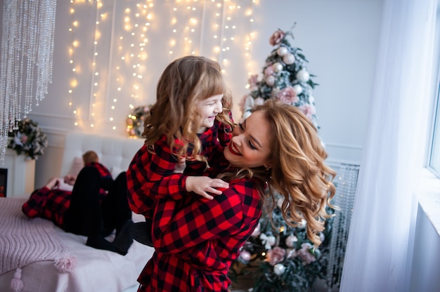 Familie im Weihnachtsinterieur