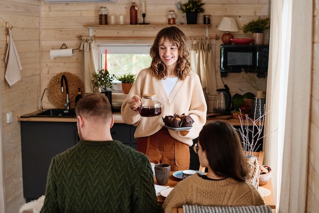 Familie in der Küche in einem Holzhaus