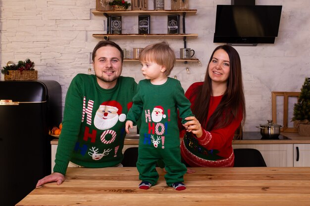 Familie in der Küche zur Weihnachtszeit