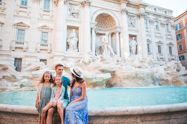 Familie in der Nähe von Fontana di Trevi, Rom, Italien