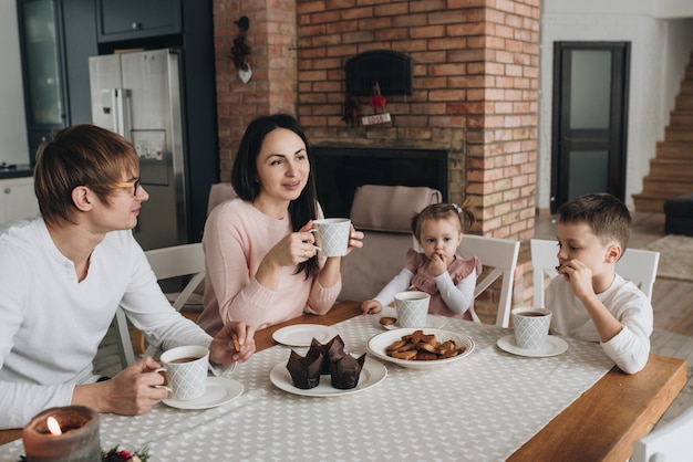 Familie in einem großen Haus. Lifestyle Wohnkomfort. Kinder zu Hause.