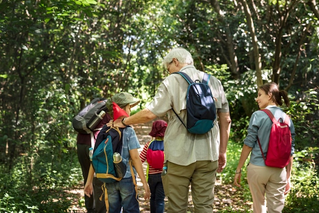 Familie in einem Wald wandern