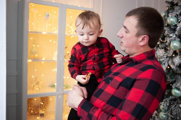 Familie in gemütlicher weihnachtlicher Wohnatmosphäre