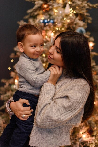 Familie in Weihnachtsschmuck