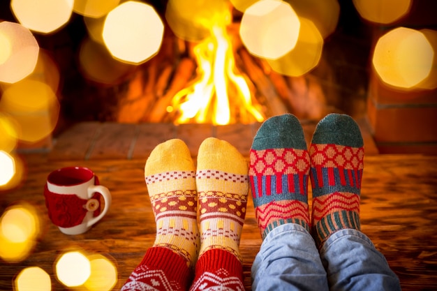 Familie in Weihnachtssocken am Kamin