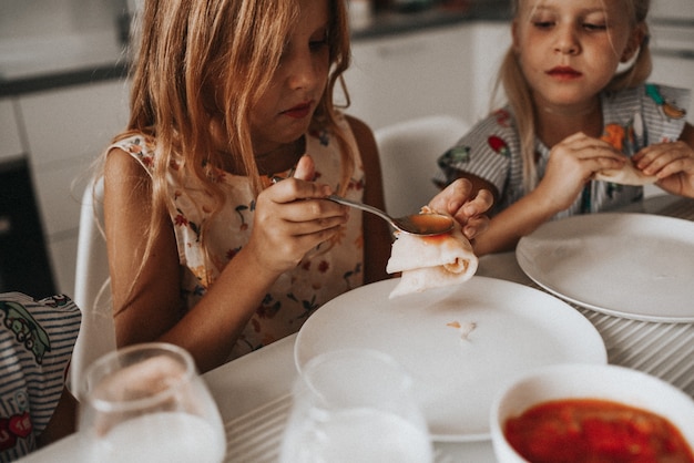 Familie isst Pfannkuchen zum Frühstück