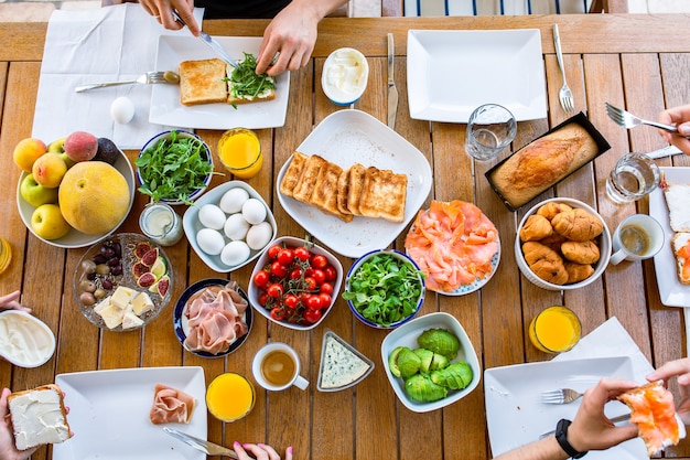 Familie isst Toast mit Lachs und AvocadoFamilie isst Frühstück Ein gesundes Frühstück für