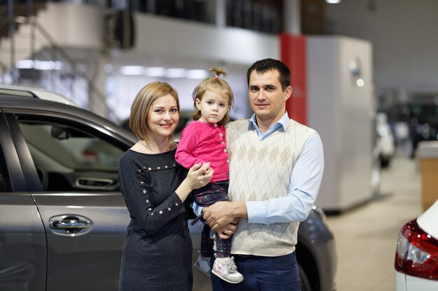 Familie kauft neues Auto im Autohaus