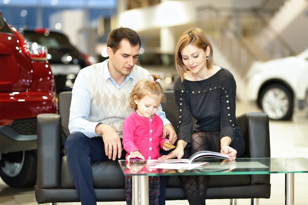 Familie kauft neues Auto im Autohaus