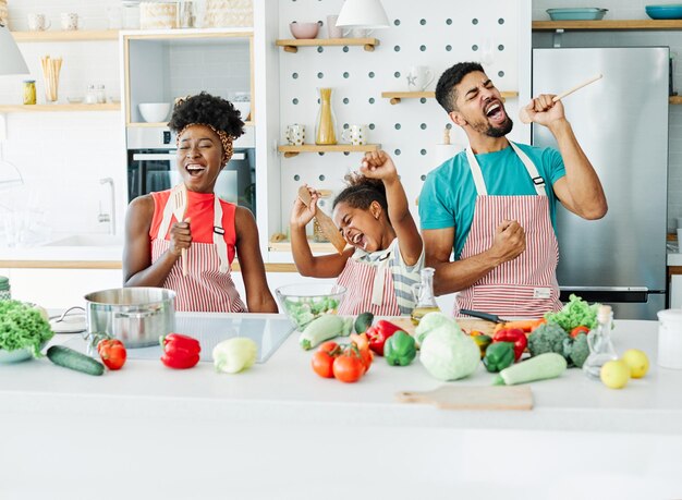 Familie Kind Küche Essen Tochter Mutter Vater Singen Tanzen Kochen Frühstück zubereiten glücklich zusammen