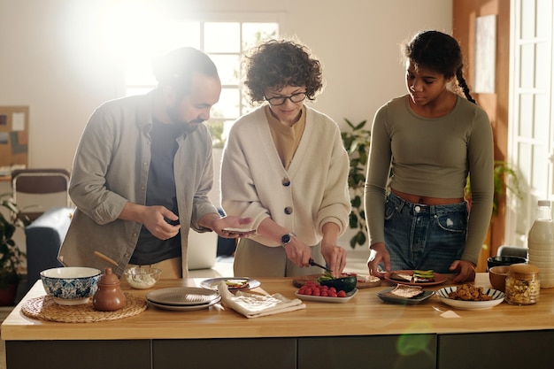 Familie kocht zusammen in der Küche