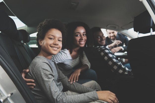Familie lächelnd sitzen in einem Auto