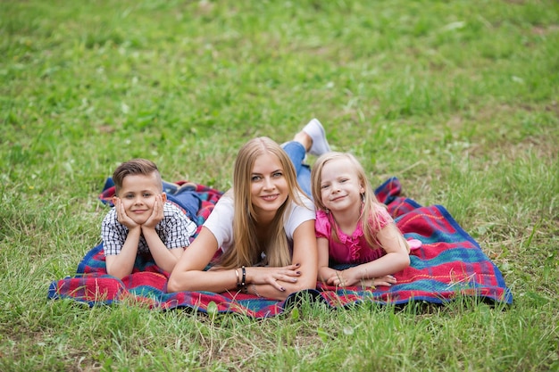 Familie läuft durch Feld und lässt Drachen steigen