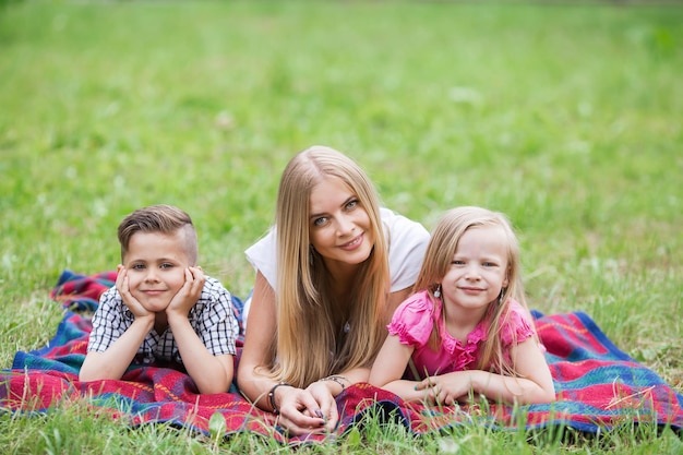 Familie läuft durch Feld und lässt Drachen steigen