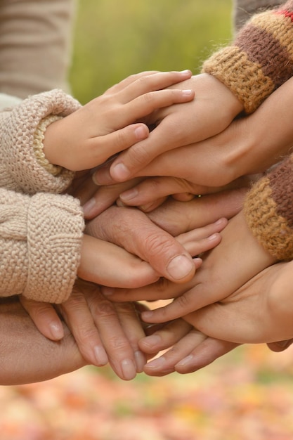 Foto familie legt die hände zusammen