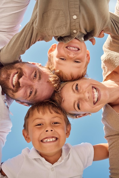 Familie liebt Sommerporträt und Himmel in der Natur glückliche Kinder mit Eltern und blauer Himmel mit Lächeln im Park im Frühling Gesicht des Kindes mit Glück und Unterstützung von Mutter, Vater und Naturhintergrund