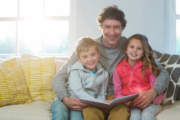 Familie liest ein Buch