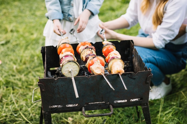 Foto familie macht einen grill in der natur