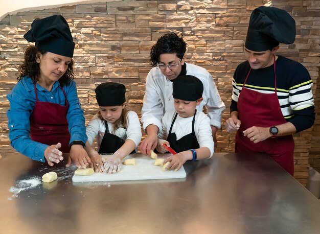 Foto familie macht einen kochworkshop mit dem lehrer