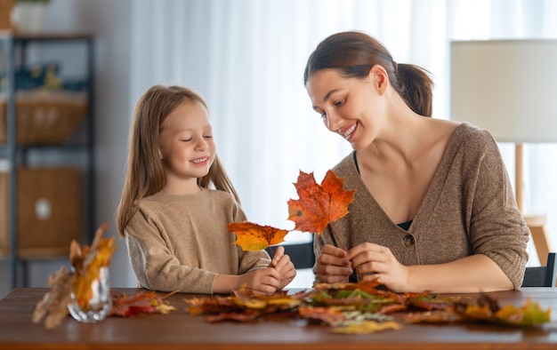 Familie macht Herbstdekor