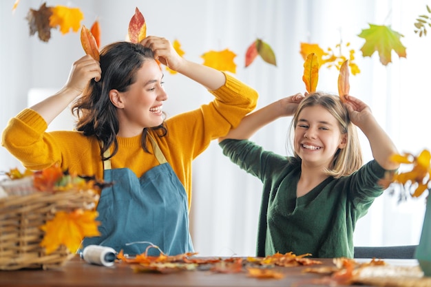 Familie macht Herbstdekor