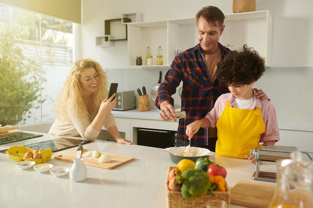 Familie macht Nudelteig