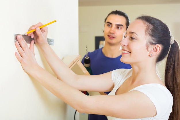 Familie macht Reparaturen zu Hause