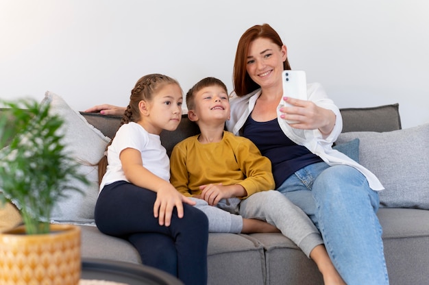 Foto familie macht selfie mittlerer aufnahme