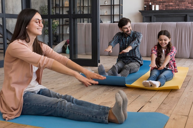 Familie macht Yoga-Sitzung