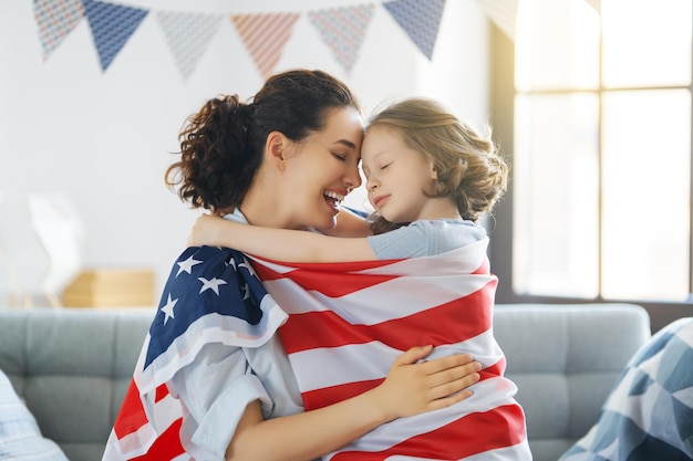 Familie mit amerikanischer Flagge